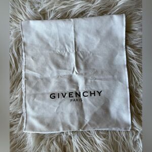 Givenchy💫dust cloth💫white 